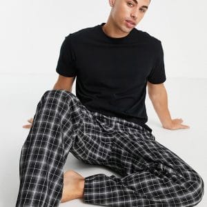 ASOS DESIGN - Lounge-pyjamassæt med T-shirt og bukser i ternet-Multifarvet