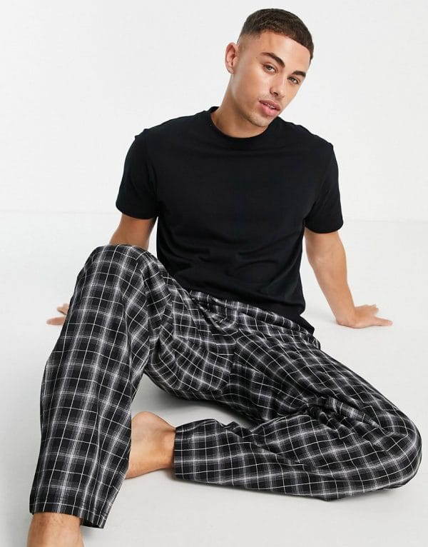 ASOS DESIGN - Lounge-pyjamassæt med T-shirt og bukser i ternet-Multifarvet