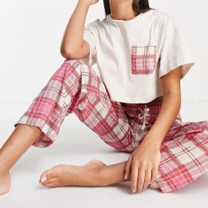 Miss Selfridge - Ternet pyjamassæt med T-shirt i firkantet snit og bukser i jersey-Lyserød
